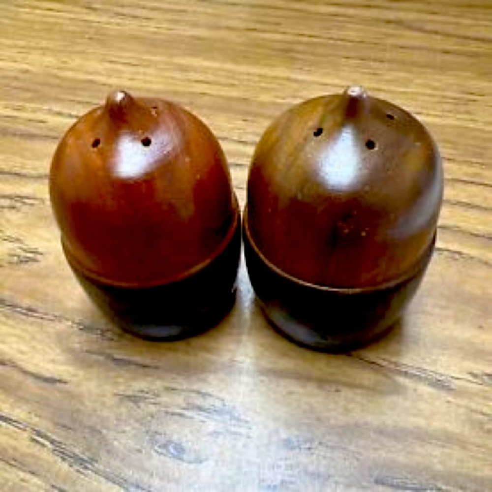 Wood Acorn salt n pepper shakers-vintage